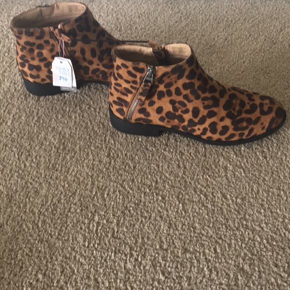 “Time and Tru” leaped print booties; size 7 1/2 - Picture 3 of 11